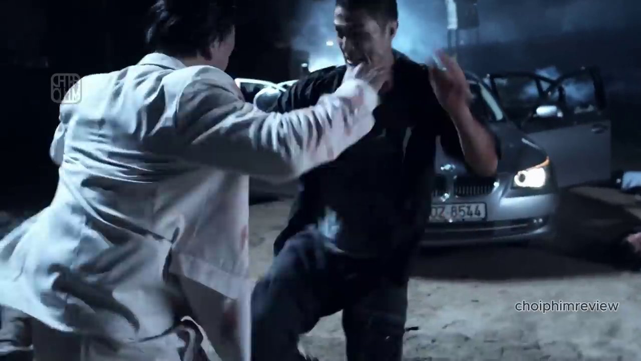 Johnny Trí Nguyễn trong vai Hổ - một cảnh sát ngầm với nhiệm vụ bí mật.