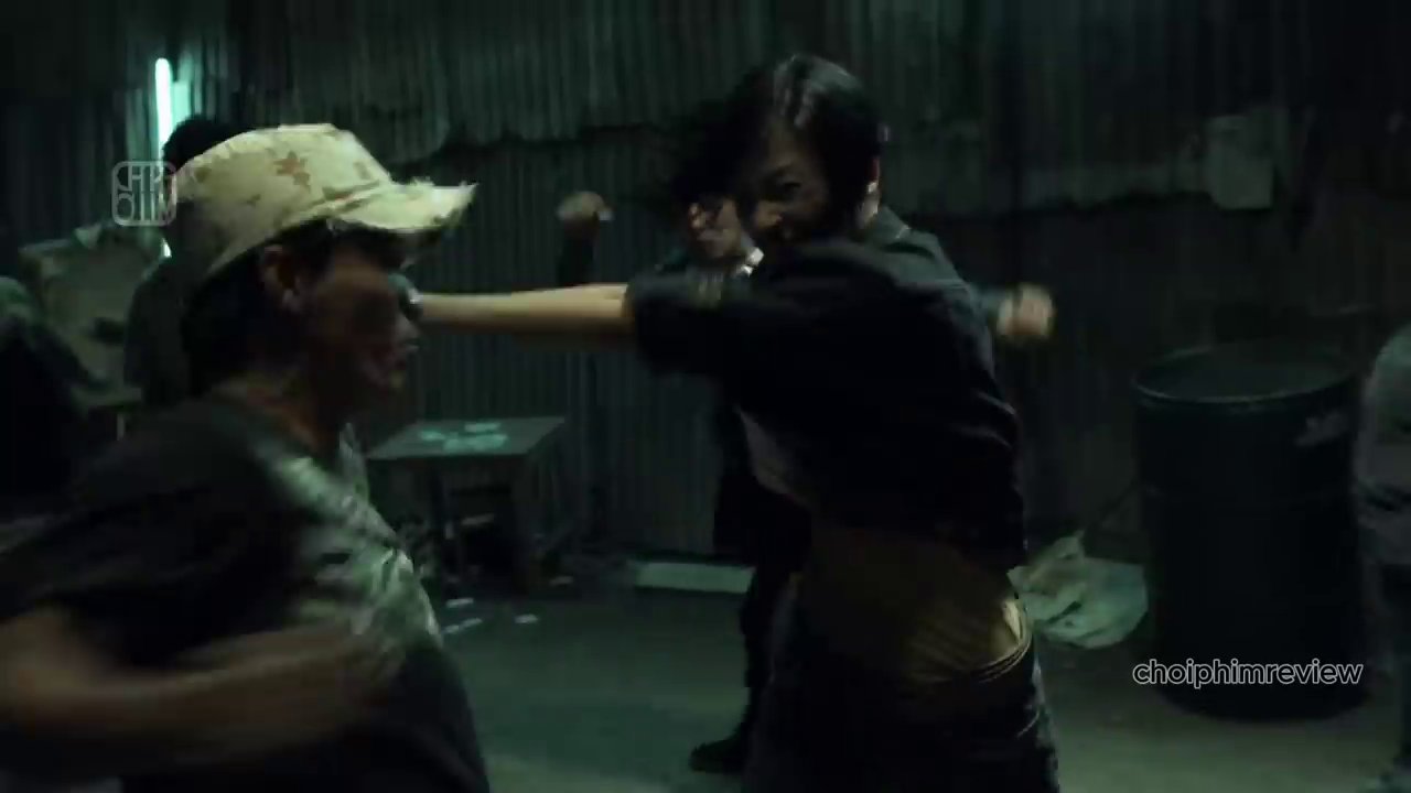 Phân cảnh hỗn chiến đầy kịch tính giữa đội của Phượng Hoàng và nhóm người Pháp.