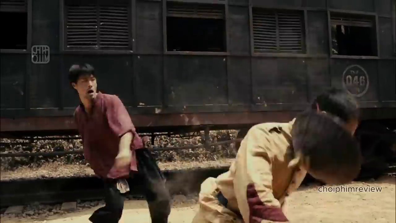 Hình ảnh tái hiện bối cảnh căng thẳng của cuộc khởi nghĩa chống Pháp, với những nghĩa quân âm thầm chuẩn bị.