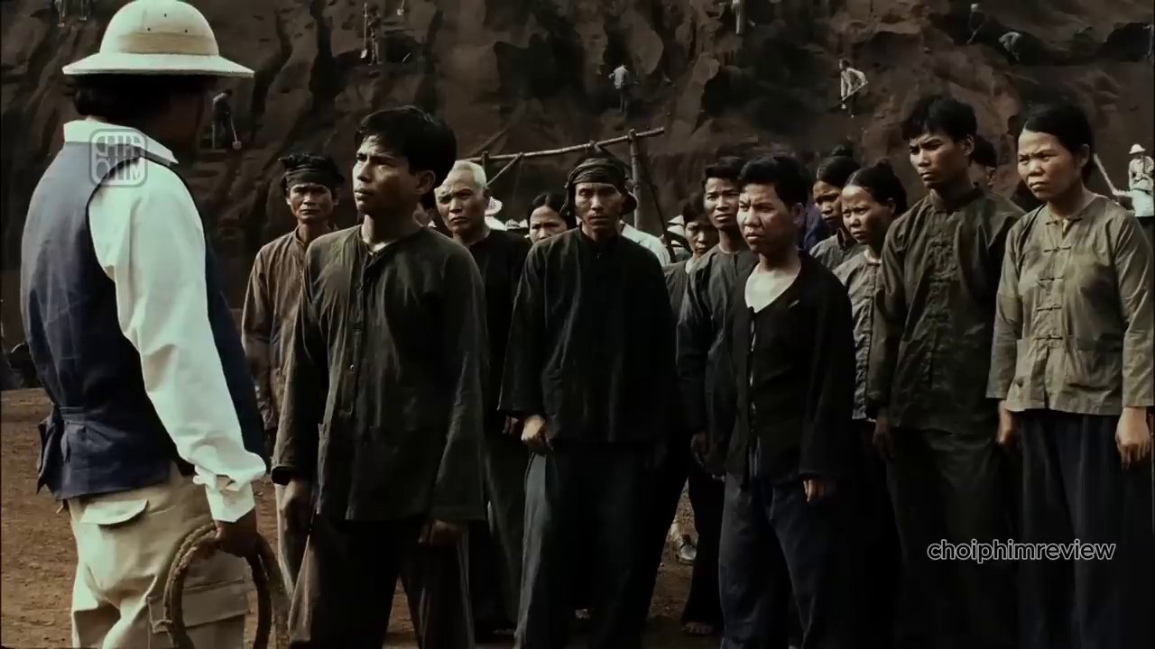 Cảnh tượng lao động khổ sai và sự đàn áp tàn bạo tại mỏ sát dưới thời Pháp thuộc.