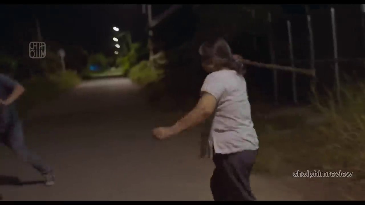 Khoảnh khắc cảm động khi bà Hạnh ôm lấy Iain ở sân bay như một lời chấp nhận thầm lặng.