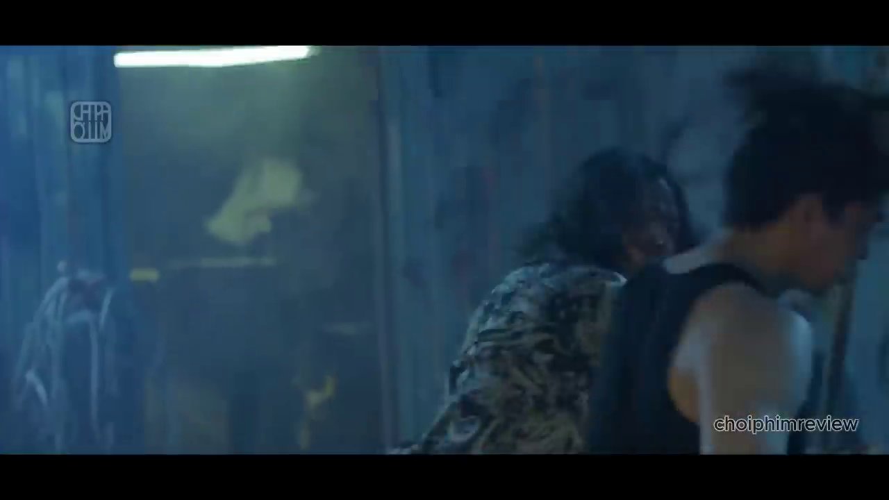 Bá suýt gặp tai nạn khi không tập trung lái xe, bị một thanh niên chặn đầu xe.