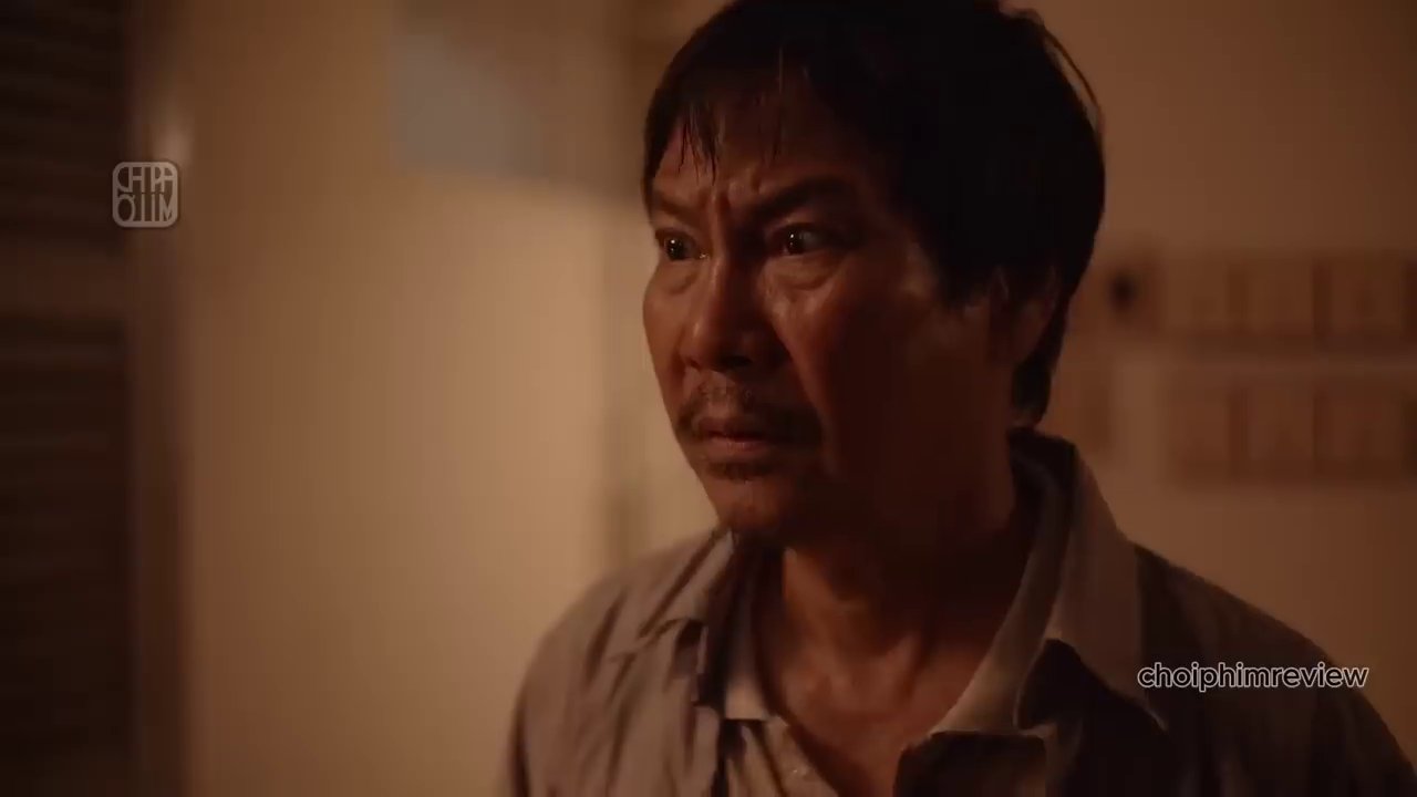 Khuôn mặt đầy lo lắng của bà Hoa khi không thể liên lạc với con gái, bên cạnh ông Vinh bất lực.