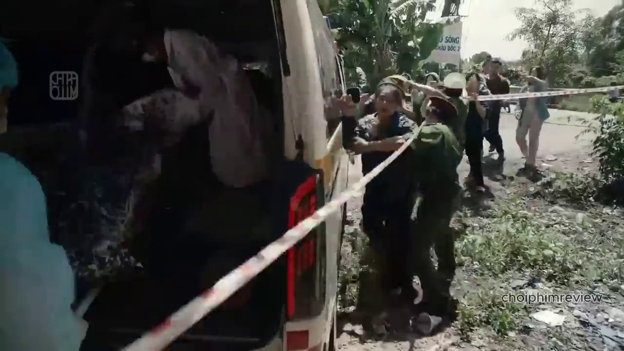 Khoảnh khắc căng thẳng khi bà Hoa đối mặt với kẻ bắt cóc trong căn nhà hoang.