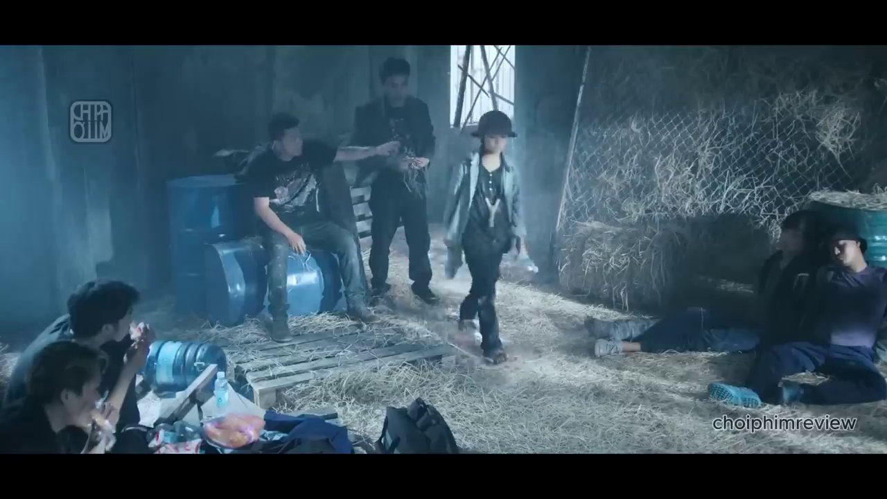 Cảnh gia đình 4 người hoảng loạn chạy trốn khỏi đám zombie đang bao vây ngôi làng.