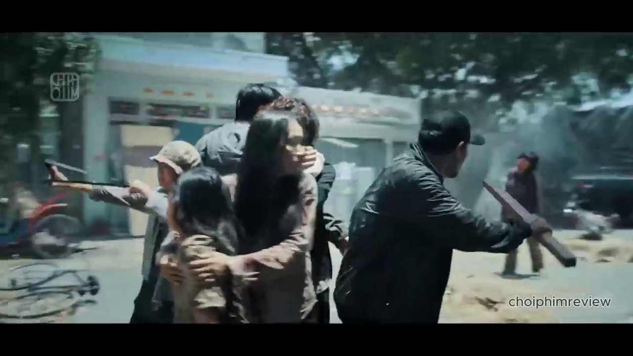 Cảnh ông Minh quyết định hy sinh thân mình, lao ra ngoài làm mồi nhử để cứu những người trẻ tuổi.