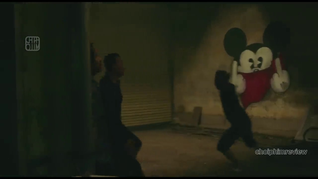 Khung cảnh tan hoang sau trận chiến cuối cùng, nơi tình nghĩa và máu lẫn lộn.