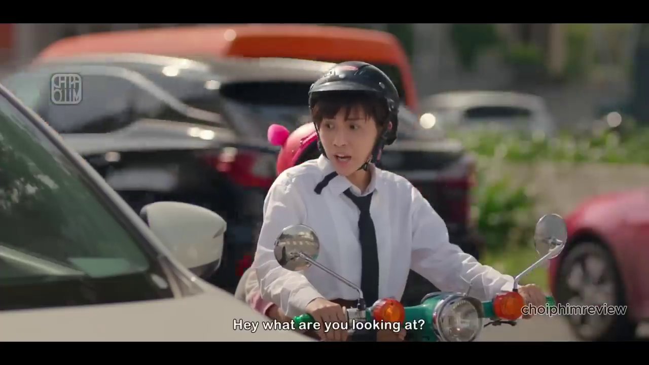 Hình ảnh bé Ấn với ánh mắt khát khao nhìn về phía những gia đình hạnh phúc.