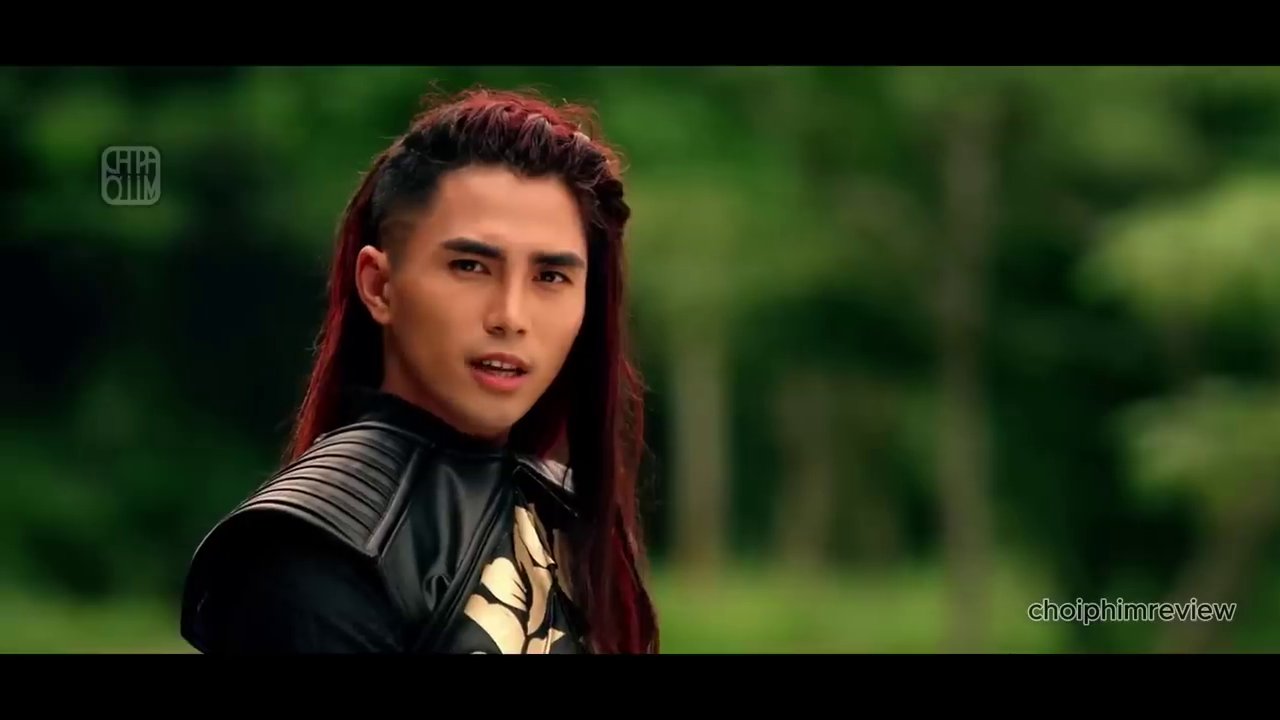 Khoảnh khắc định mệnh khi Tấm vô tình chắn ngang đường đoàn hộ tống của Thái tử Hiếu Long, mở đầu cho một mối duyên tiền định.