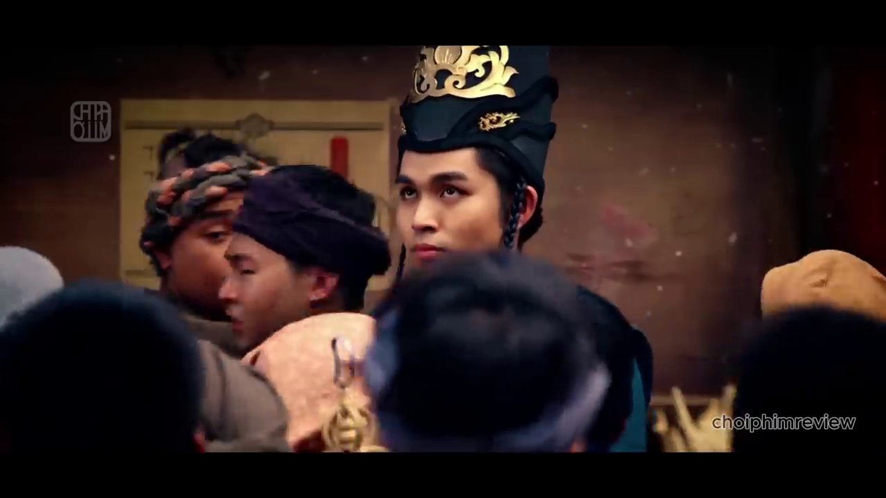 Ông Bụt hiện ra từ ánh sáng, an ủi và chỉ dẫn cho Tấm trong lúc cô cùng quẫn nhất.