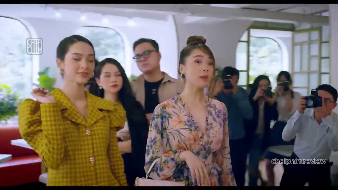 Bà Nga, một phụ nữ thượng lưu, đau khổ khi nhận ra mình đã bị lừa sạch tiền bởi một công ty mỹ phẩm giả mạo.