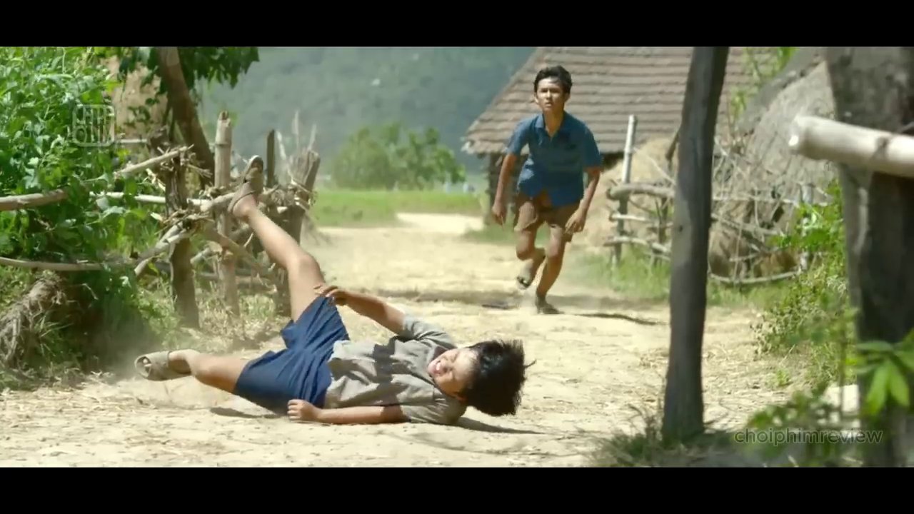 Cảnh hai anh em cùng nhau trên con đường làng sau bao biến cố.