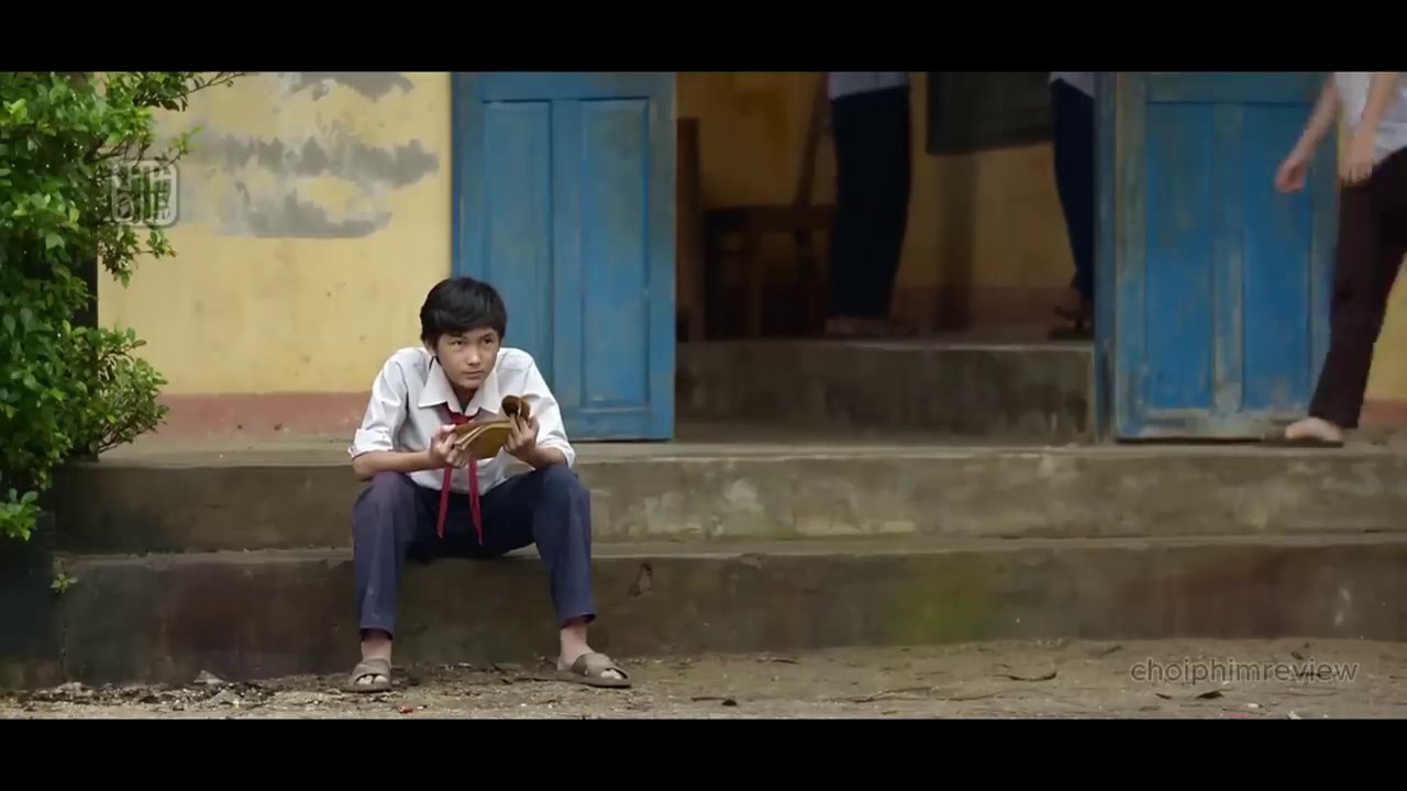 Thiếu ngượng ngùng đưa thư tình cho bé Mận.