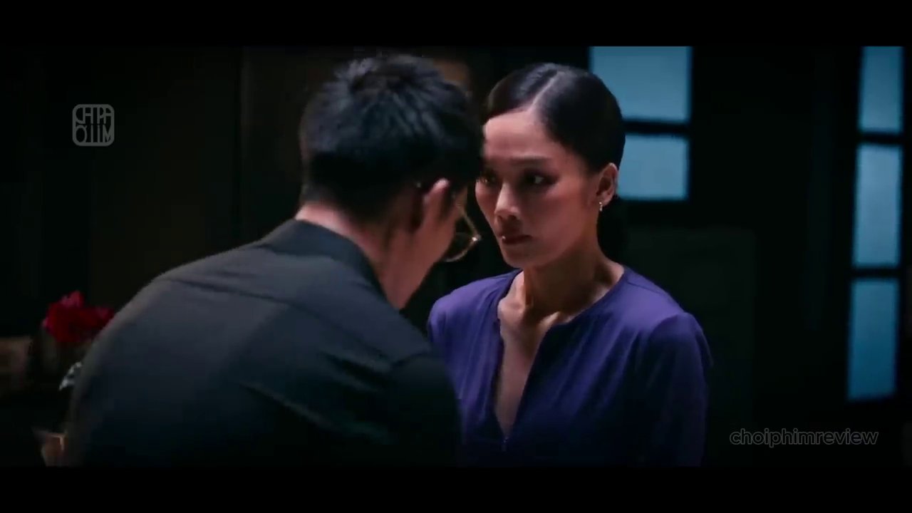 Khoảnh khắc Hoàng bị thu hút bởi Mi và tự ý lưu số điện thoại của mình vào danh bạ cô, đánh dấu sự khởi đầu cho một mối quan hệ nguy hiểm.