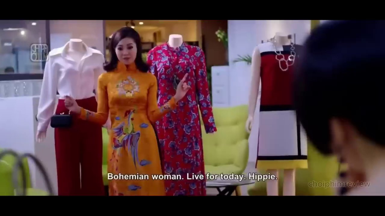 Như ý (1969) lúng túng trước những mẫu thiết kế và thương hiệu thời trang hiện đại năm 2017.