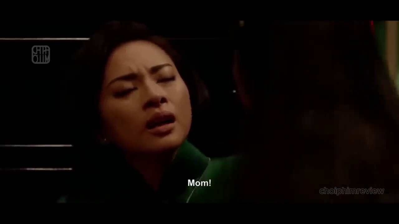 Khoảnh khắc xúc động khi Như ý (trái, 1969) và Anh Khánh (phải, 2017) - hai phiên bản của một con người - cùng ngồi lại may áo dài.