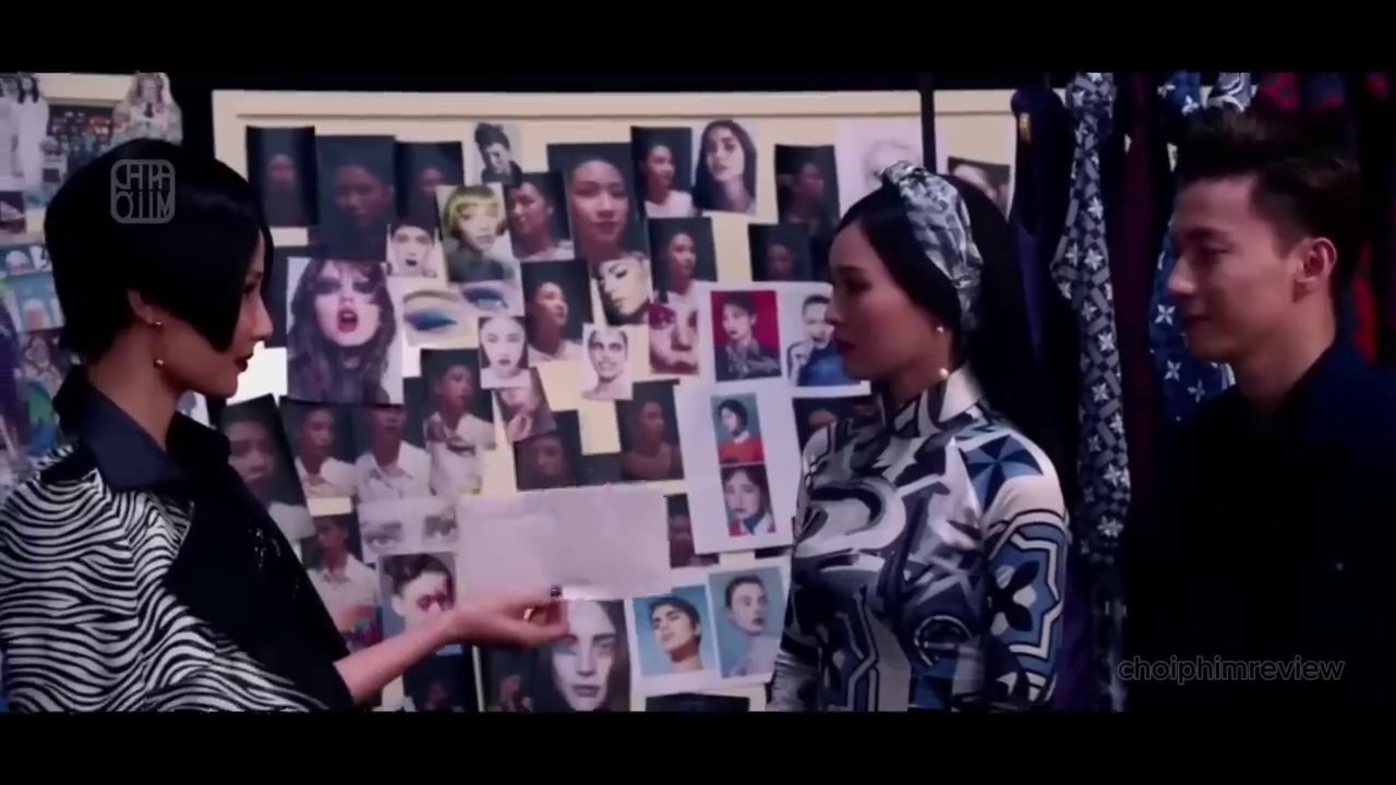 Khoảnh khắc Như ý đứng trên sân khấu, mặc áo dài gia truyền, trong buổi ra mắt thành công bộ sưu tập.