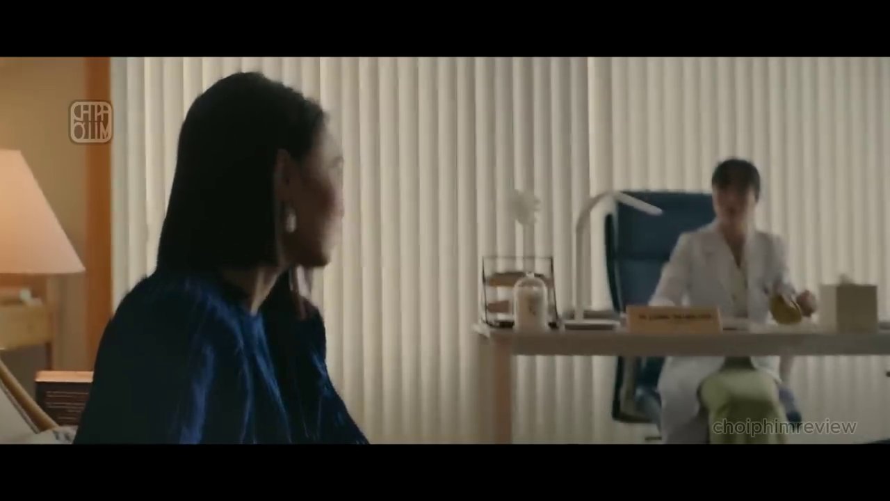 Cảnh cuối phim, Quyên trong viện tâm thần, ánh mắt xa xăm hướng về những ảo giác thân quen.