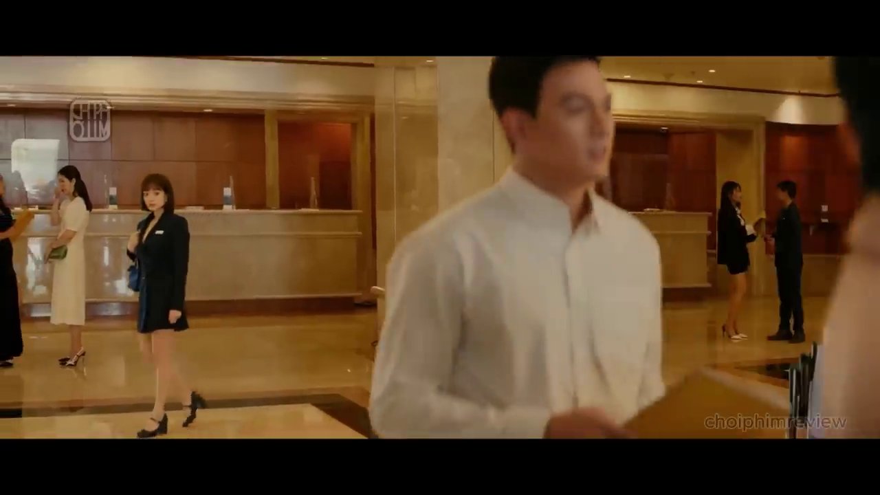 Khoảnh khắc căng thẳng khi Quyên đối mặt với những lời đe dọa bí ẩn ở Sài Gòn hiện đại.