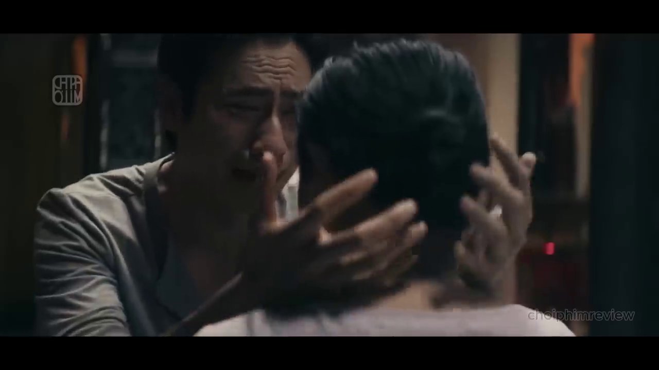 Cảnh mở đầu đầy ám ảnh với Lâm trong thế giới ngầm, nơi bóng tối của quá khứ luôn đe dọa kéo cả gia đình anh vào vòng xoáy nguy hiểm.