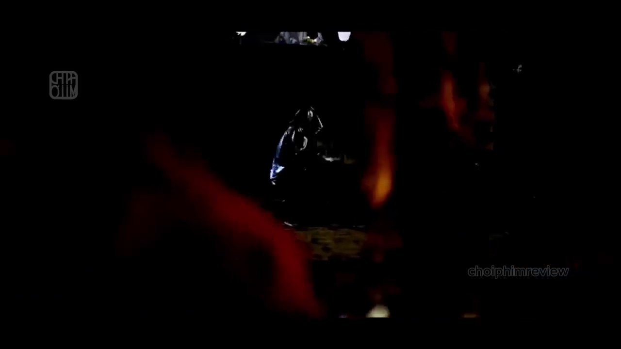 Cảnh quay toàn cảnh biệt thự cổ ẩn hiện trong sương mù Đà Lạt, toát lên vẻ đẹp ma mị và đầy bí ẩn.