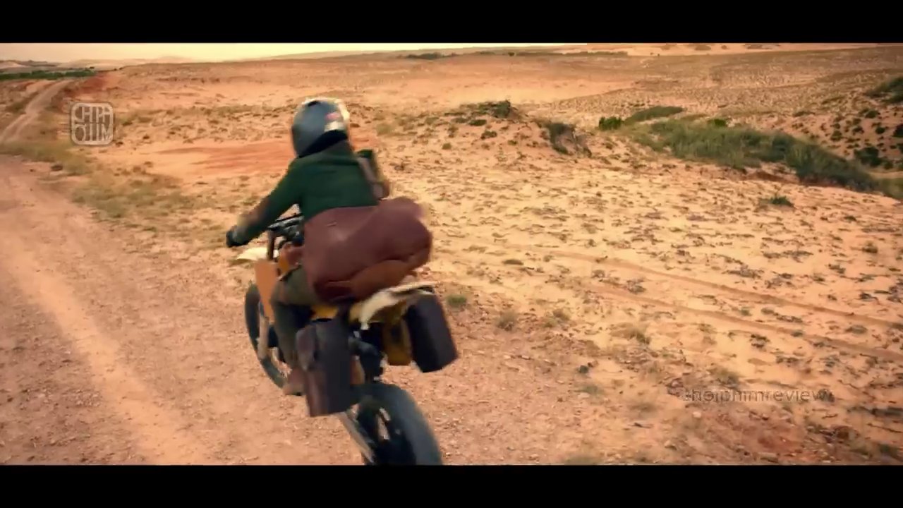 Cảnh mở đầu ấn tượng với pha nhảy dù mô tô từ máy bay, một phân cảnh hành động đắt giá.