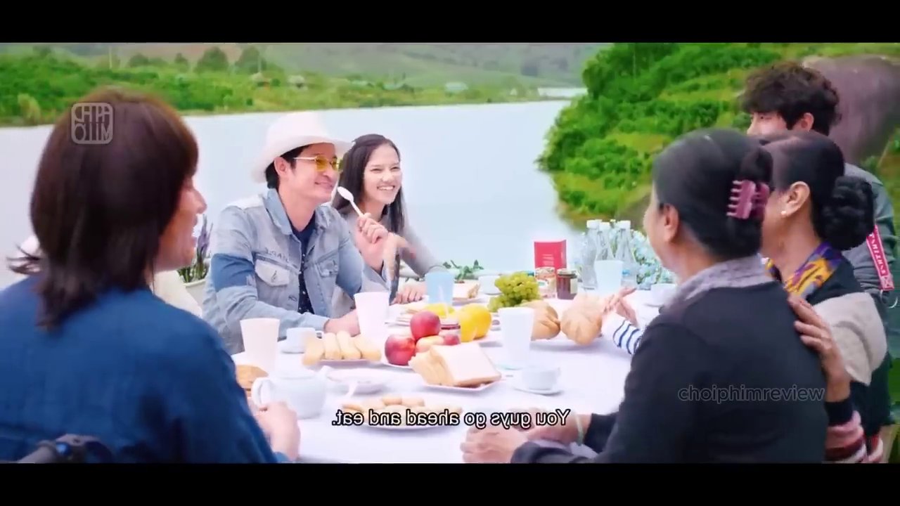 Hình ảnh cuối phim với bộ ba và người mẹ, một kết thúc viên mãn cho hành trình đầy cảm xúc.