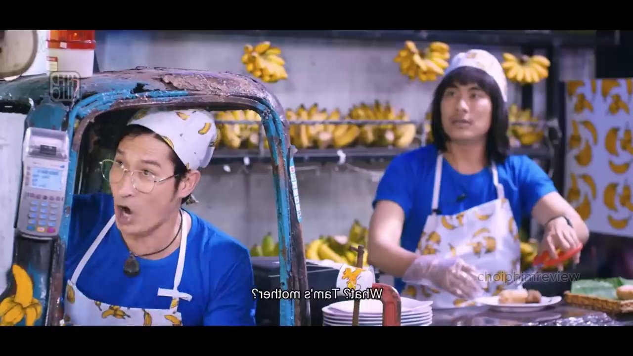 Cảnh tượng hài hước khi ba chàng trai cố gắng sửa chiếc TV bị nhiễu, mỗi người một nhiệm vụ nhưng đều gặp trục trặc.