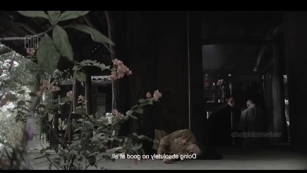 Hậu một mình trong căn nhà tối, cô độc chờ đợi người chồng không yêu mình.