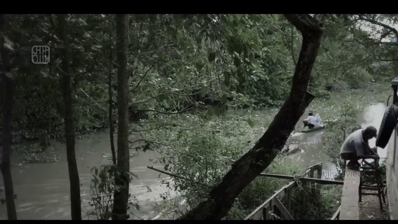 Hậu nhìn Nhàn bằng ánh mắt hằn học, ghen tị với hạnh phúc của cô.