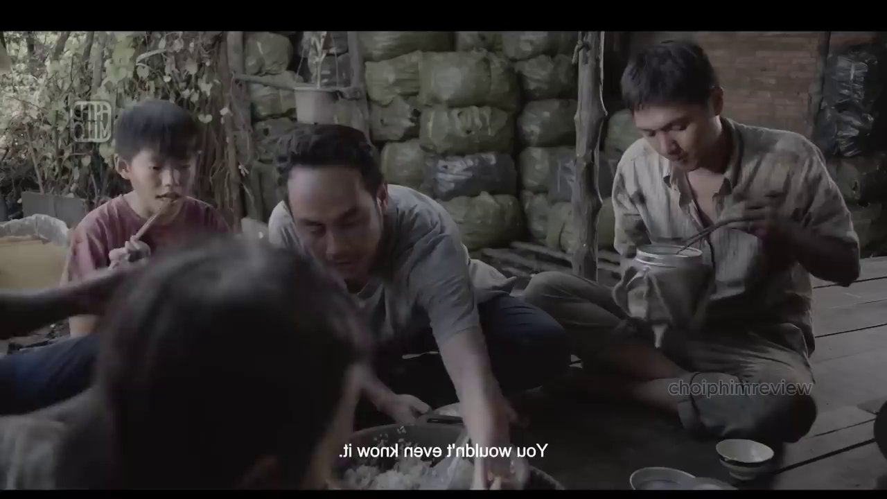 Căn nhà của Nhàn chìm trong biển lửa, một cảnh tượng tang thương lặp đi lặp lại.