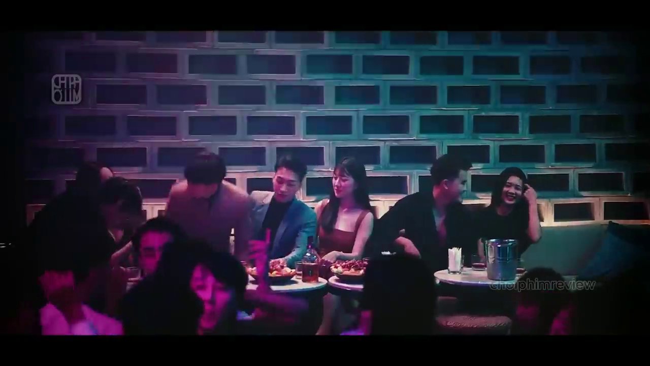 Cảnh Minh ân cần chăm sóc con cá phong thủy, trái ngược với thái độ lạnh lùng sau này.