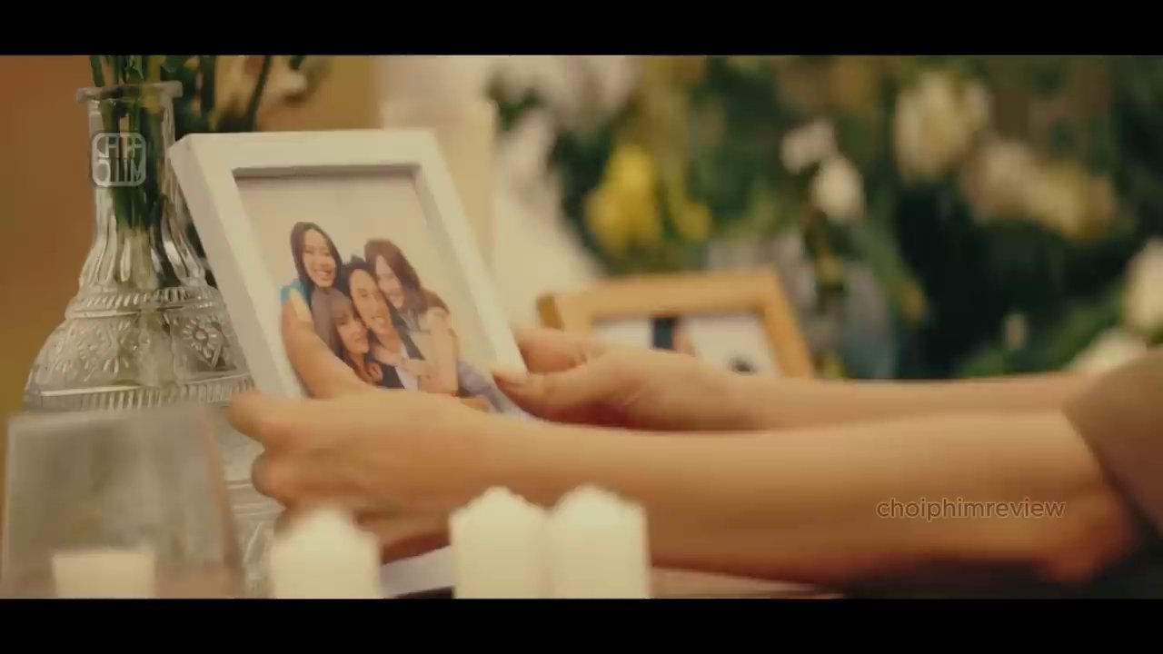 Hình ảnh bốn cô gái thân thiết - Mi, Linh Đan, Quỳnh Lam và Kênh - tượng trưng cho tình bạn vững chắc trước sóng gió.