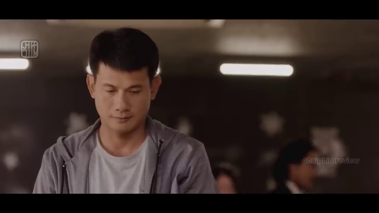 Khoảnh khắc Hiền phát hiện bệnh án của vợ, gánh nặng tài chính đè nặng lên vai người đàn ông.