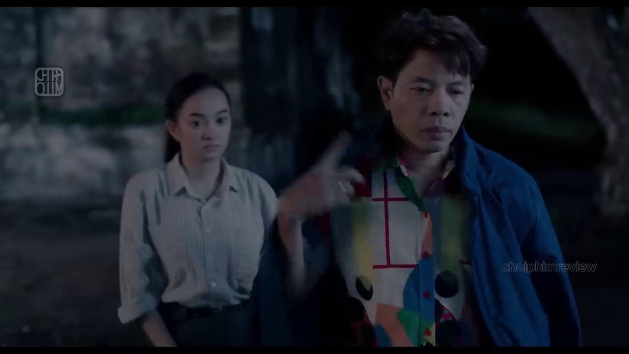 Ông Hải giả vờ ngủ khi nghe tiếng con gái, trong khi Châu chuẩn bị bữa sáng một cách vô vọng.