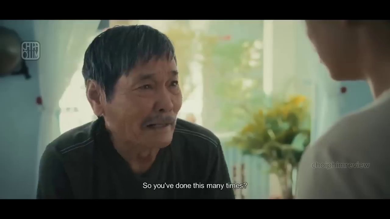 Khoảnh khắc xúc động khi linh hồn người cháu hiện về nhập vào Hành để nói lời từ biệt cuối cùng với bà ngoại.