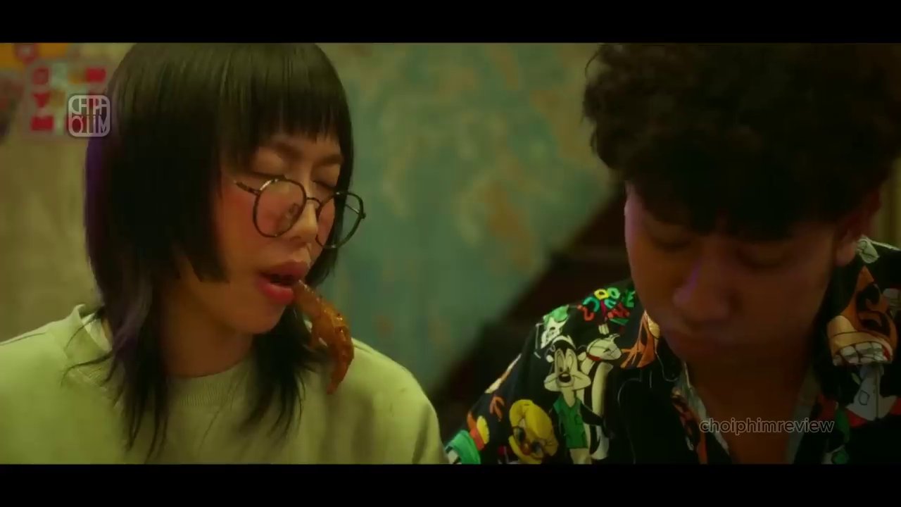 Cảnh Như ngủ ngang trên đường sau khi gọi xe ôm thất bại, tạo nên tình huống hài hước đặc trưng.
